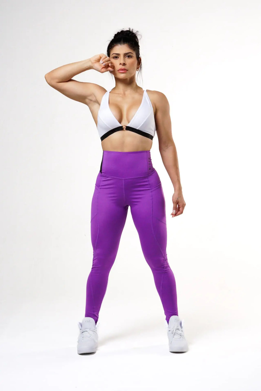 Woman wearing the Magia leggings of color royal lilac#color_royal-lilac