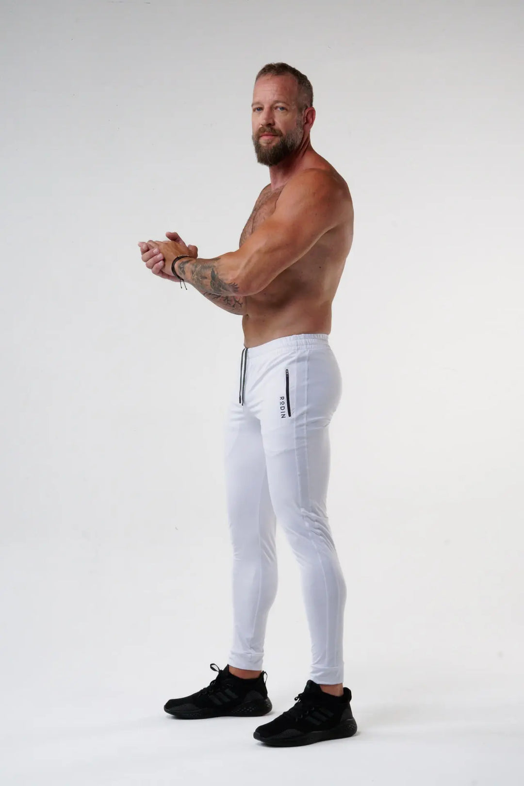 Man wearing the Rogan functional athlete jogger of color white#color_white