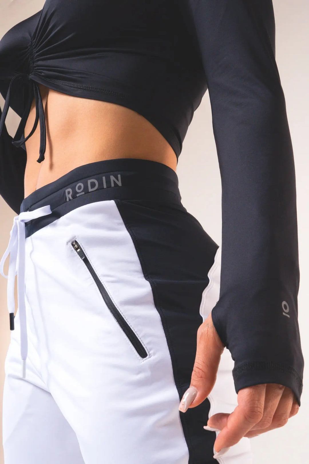 Woman wearing the Shasta functional long of sleeve scrunch top and color black#color_black