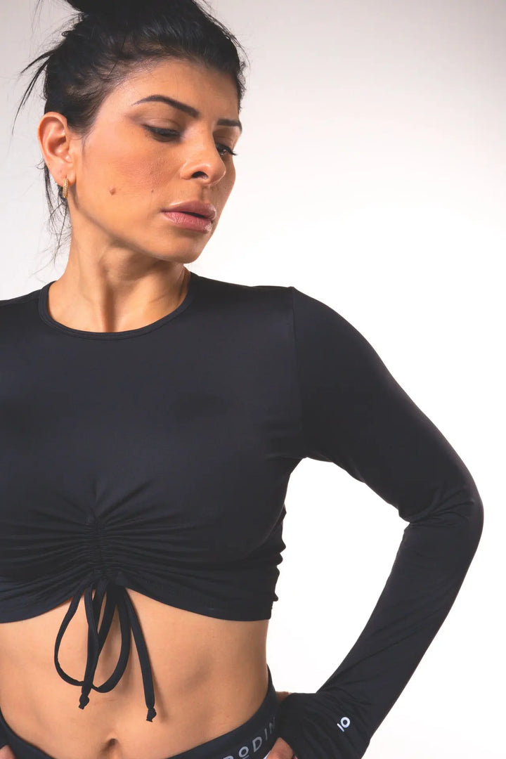 Woman wearing the Shasta functional long of sleeve scrunch top and color black#color_black