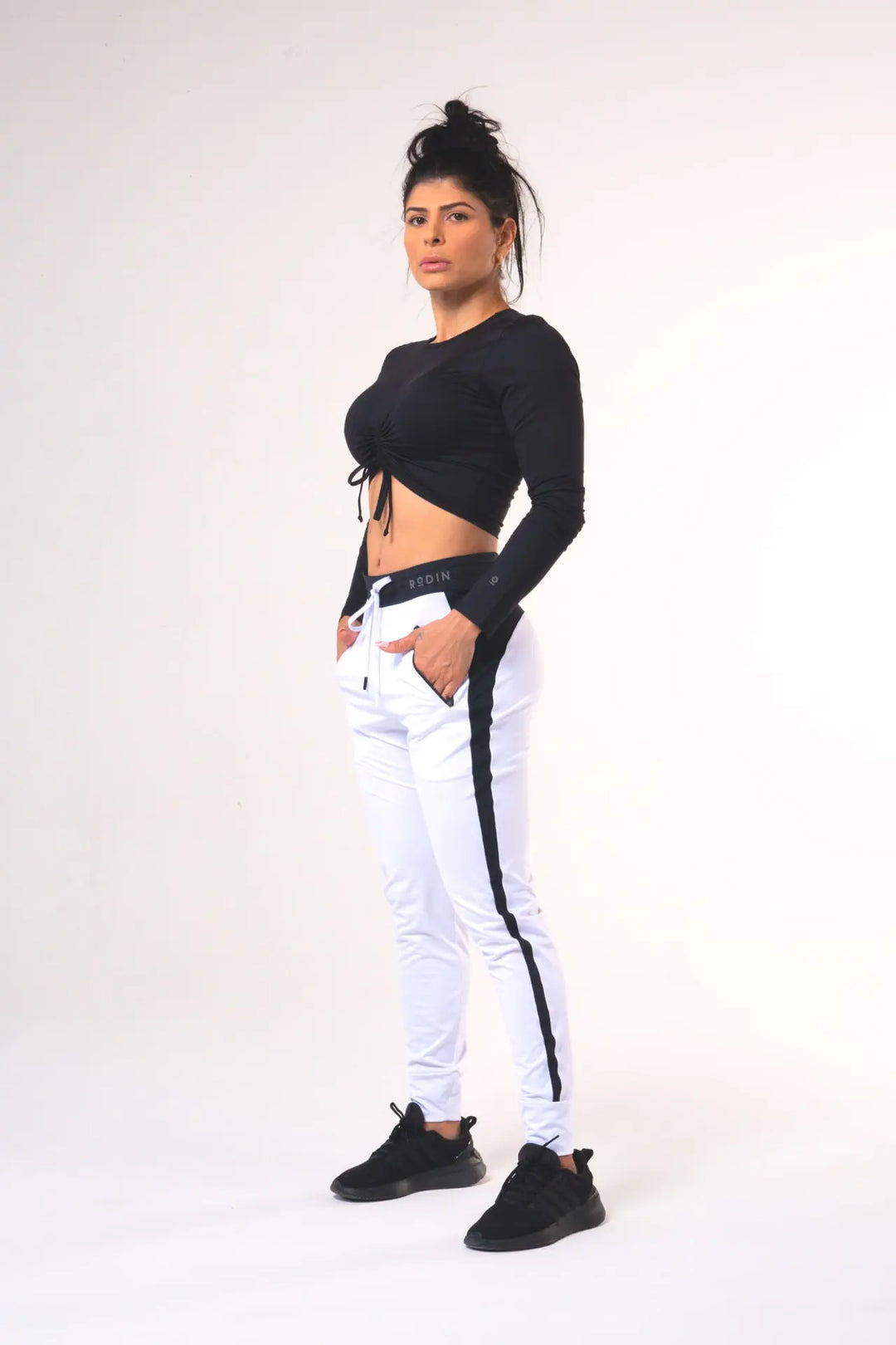 Woman wearing the Shasta functional long of sleeve scrunch top and color black#color_black