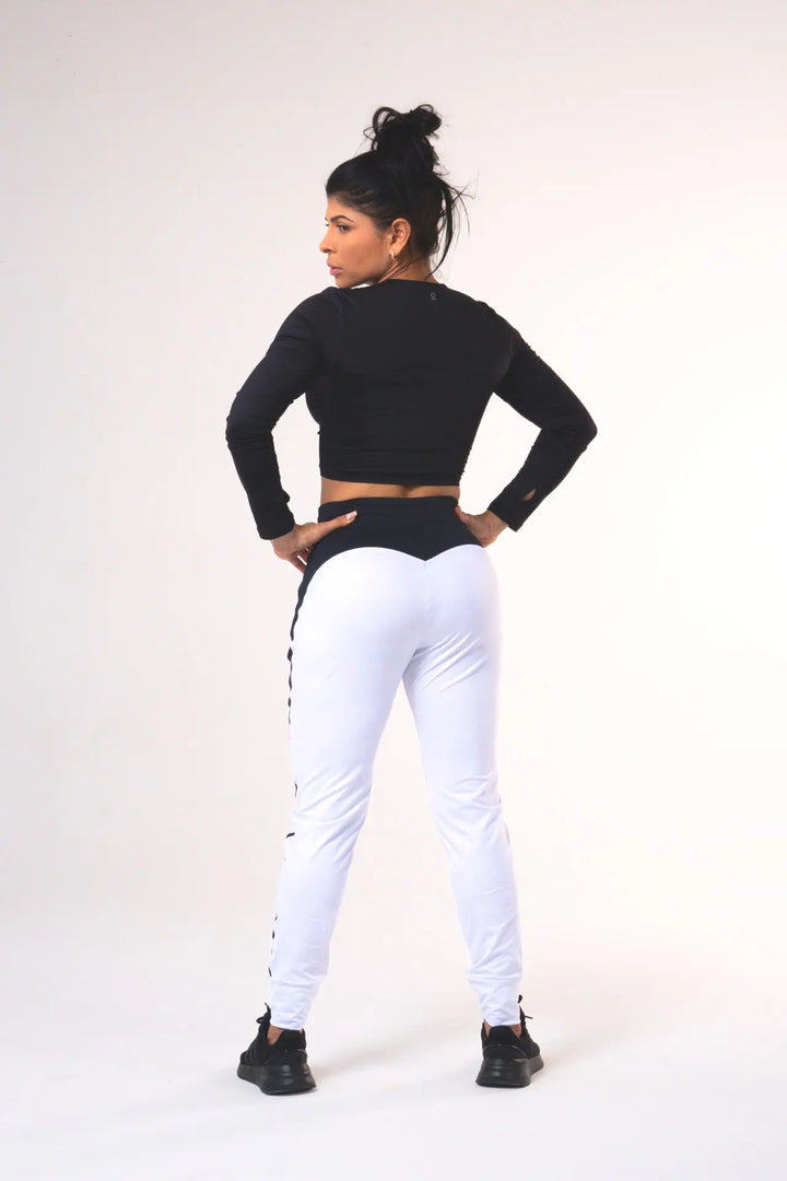 Woman wearing the Shasta functional long of sleeve scrunch top and color black#color_black