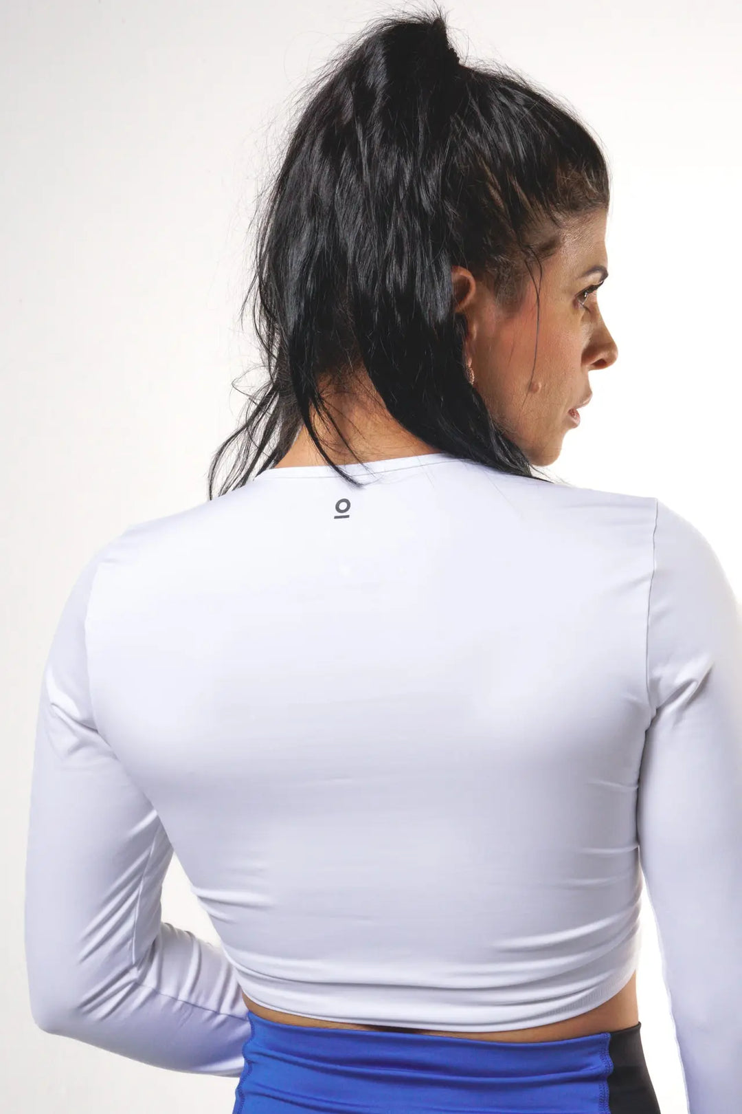 Woman wearing the Shasta functional long of sleeve scrunch top and color white#color_white